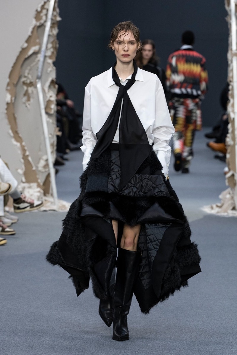 Sacai redobla en reconstrucción y vanguardia para fw26