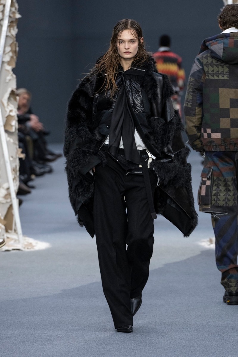 Sacai redobla en reconstrucción y vanguardia para fw26