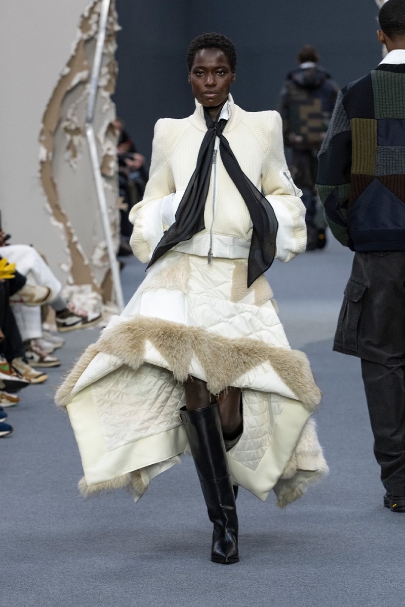 Sacai redobla en reconstrucción y vanguardia para fw26