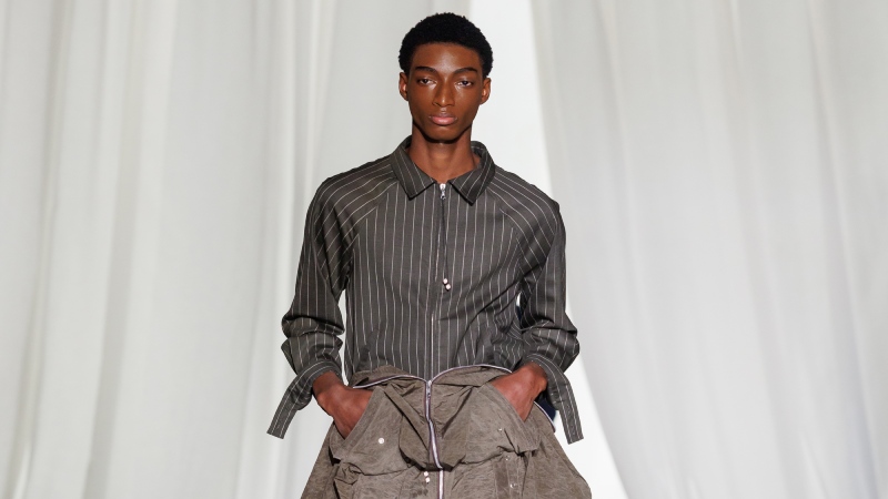 Saul Nash explora la construcción de identidad con chándal