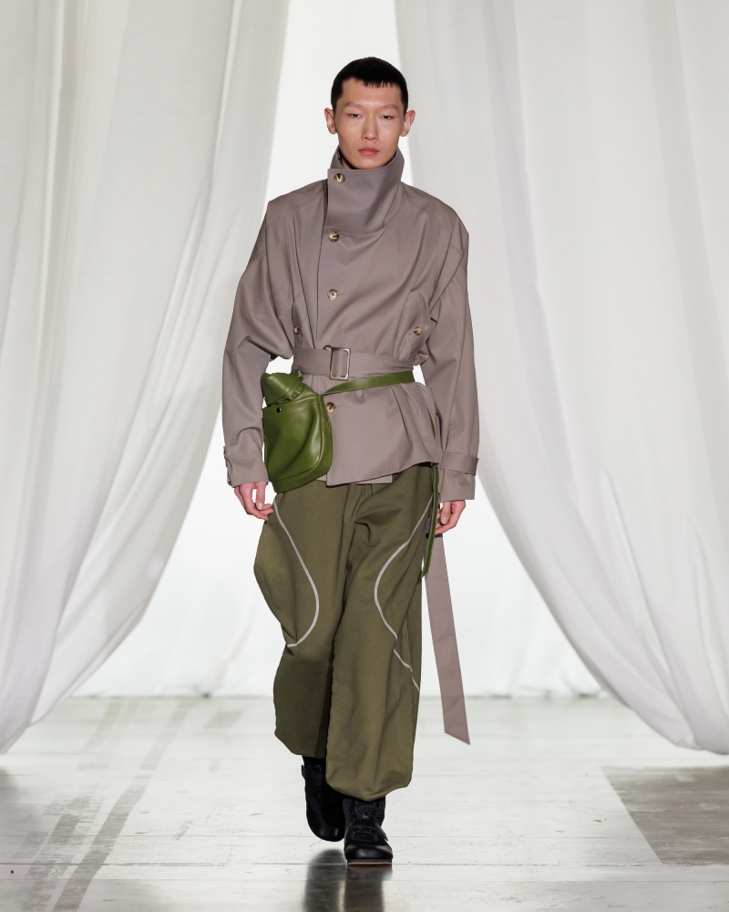 Saul Nash explora la construcción de identidad con chándal