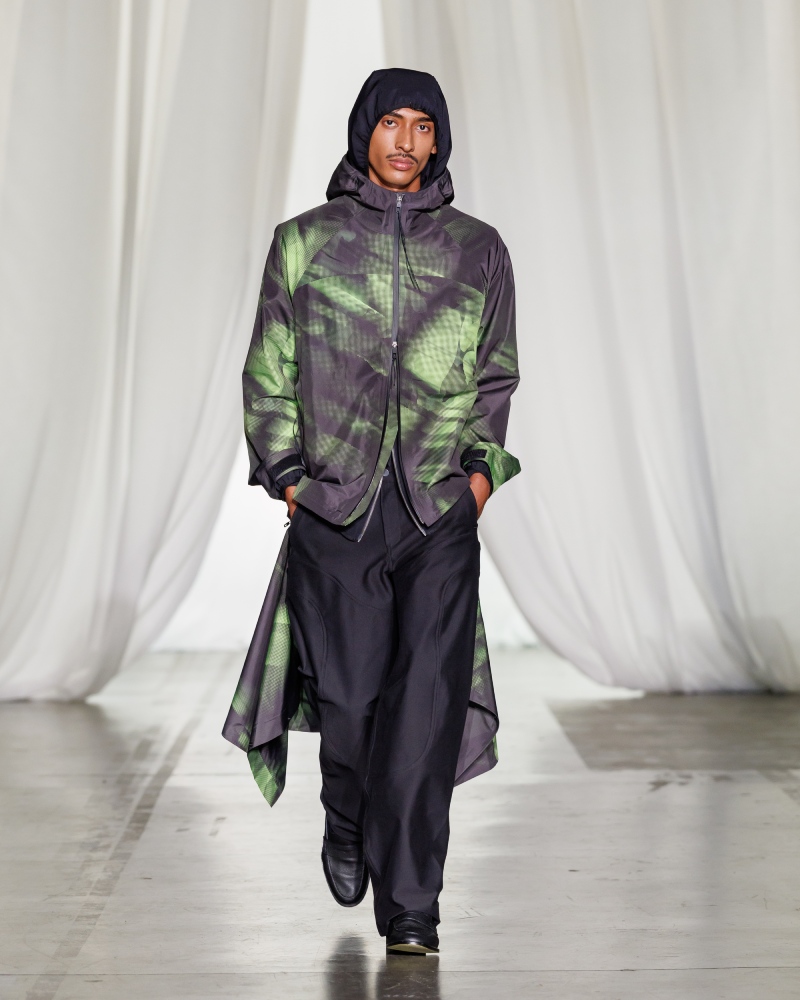 Saul Nash explora la construcción de identidad con chándal