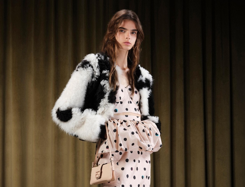 Fendi ha reducido el tamaño de la Baguette: ahora es mini