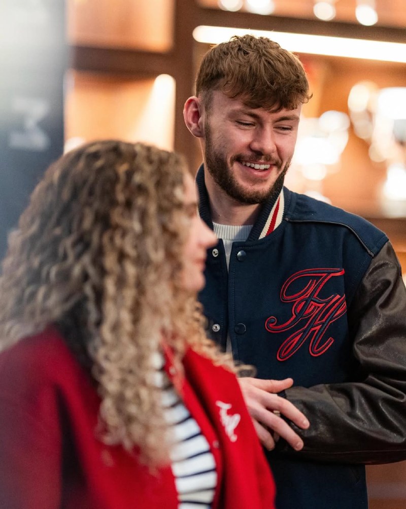 Tommy Hilfiger lleva su estilo preppy al pitch inglés