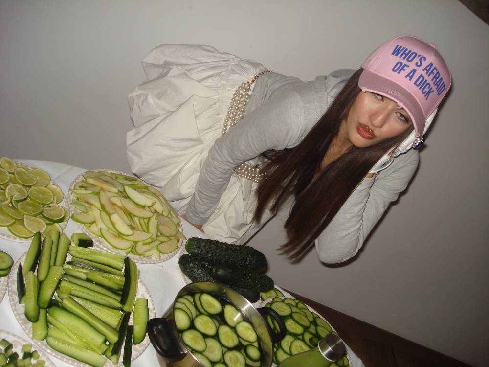 Ouineta hace Tai Chi en su nuevo y alocado videoclip