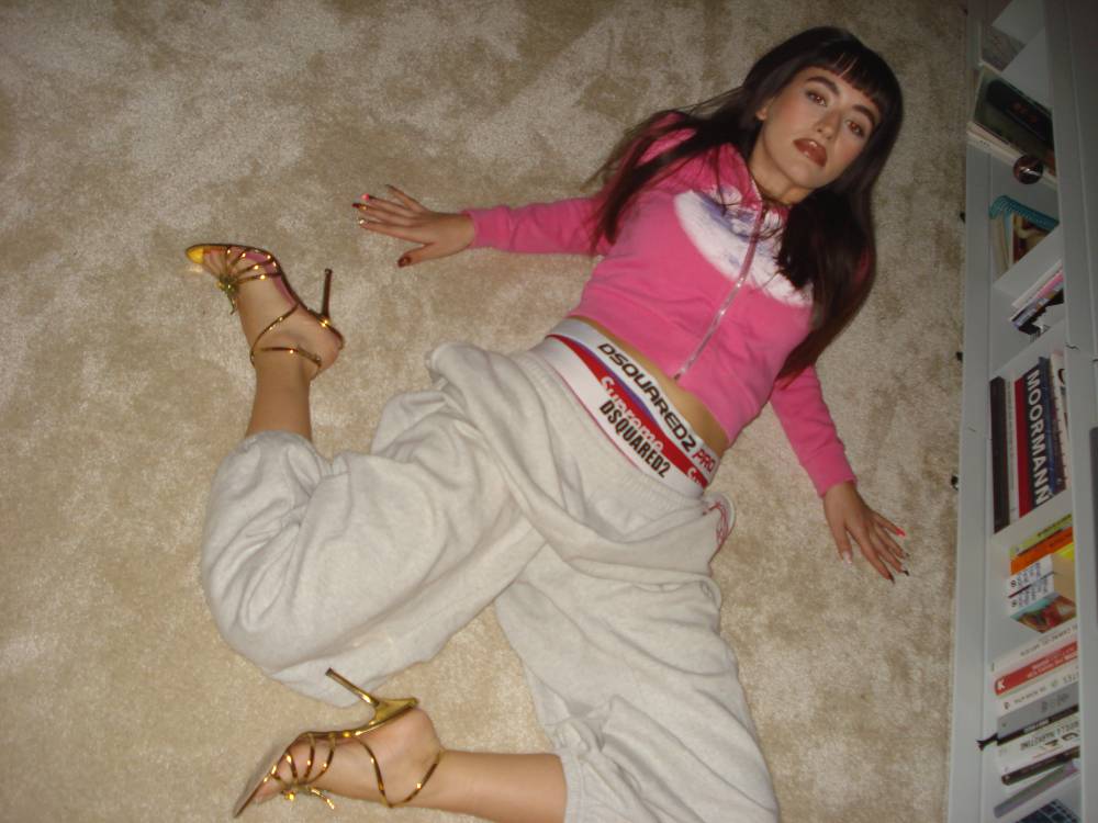 Ouineta hace Tai Chi en su nuevo y alocado videoclip