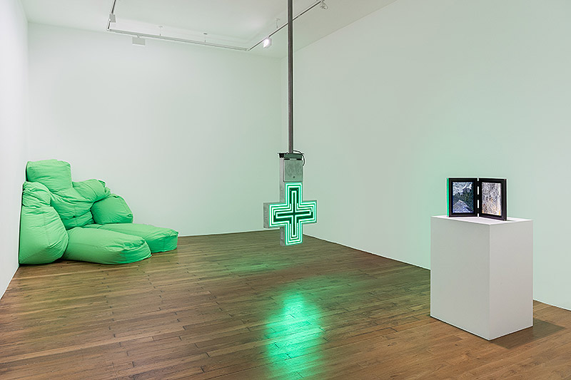 Exposición Pharmakon: el verde entre promesa y amenaza