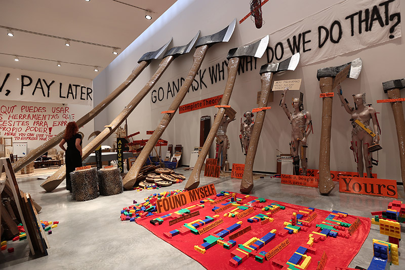 Un atlas crítico de Thomas Hirschhorn para pensar en común