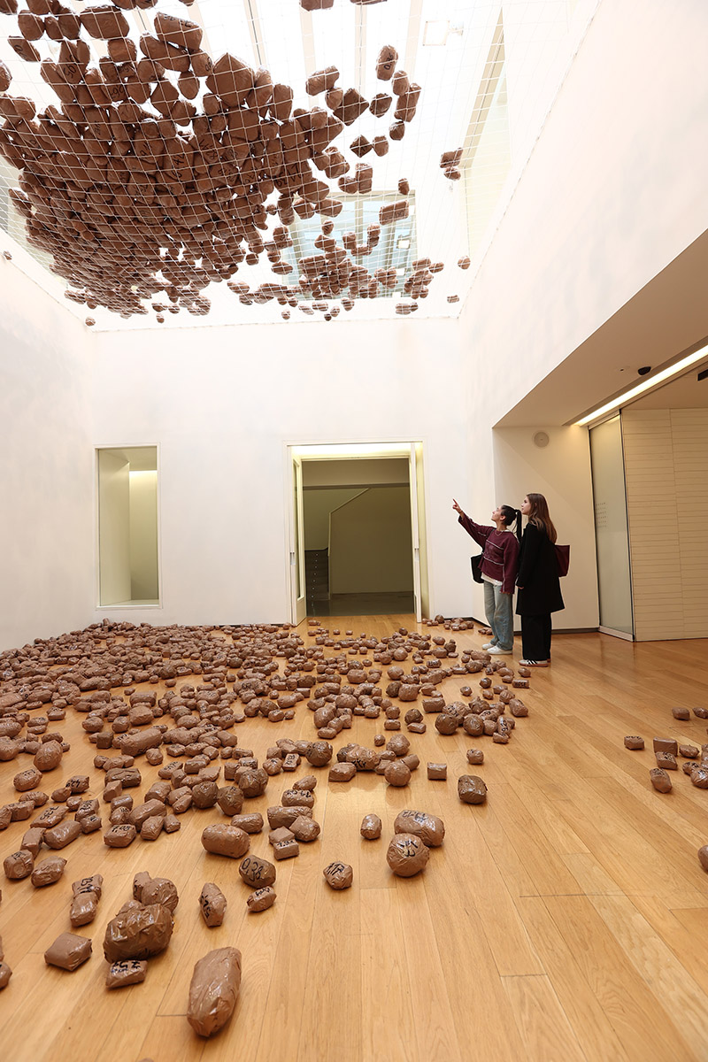 Un atlas crítico de Thomas Hirschhorn para pensar en común