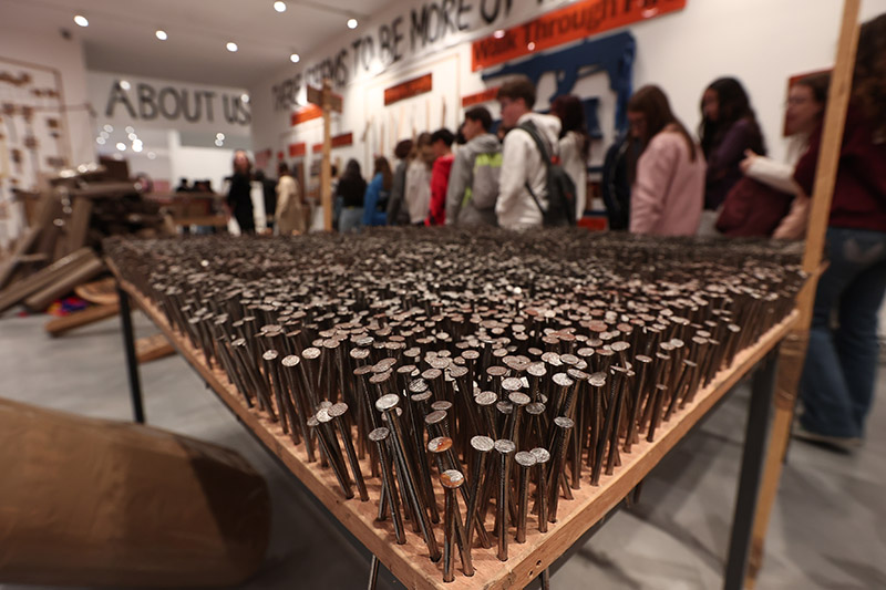 Un atlas crítico de Thomas Hirschhorn para pensar en común