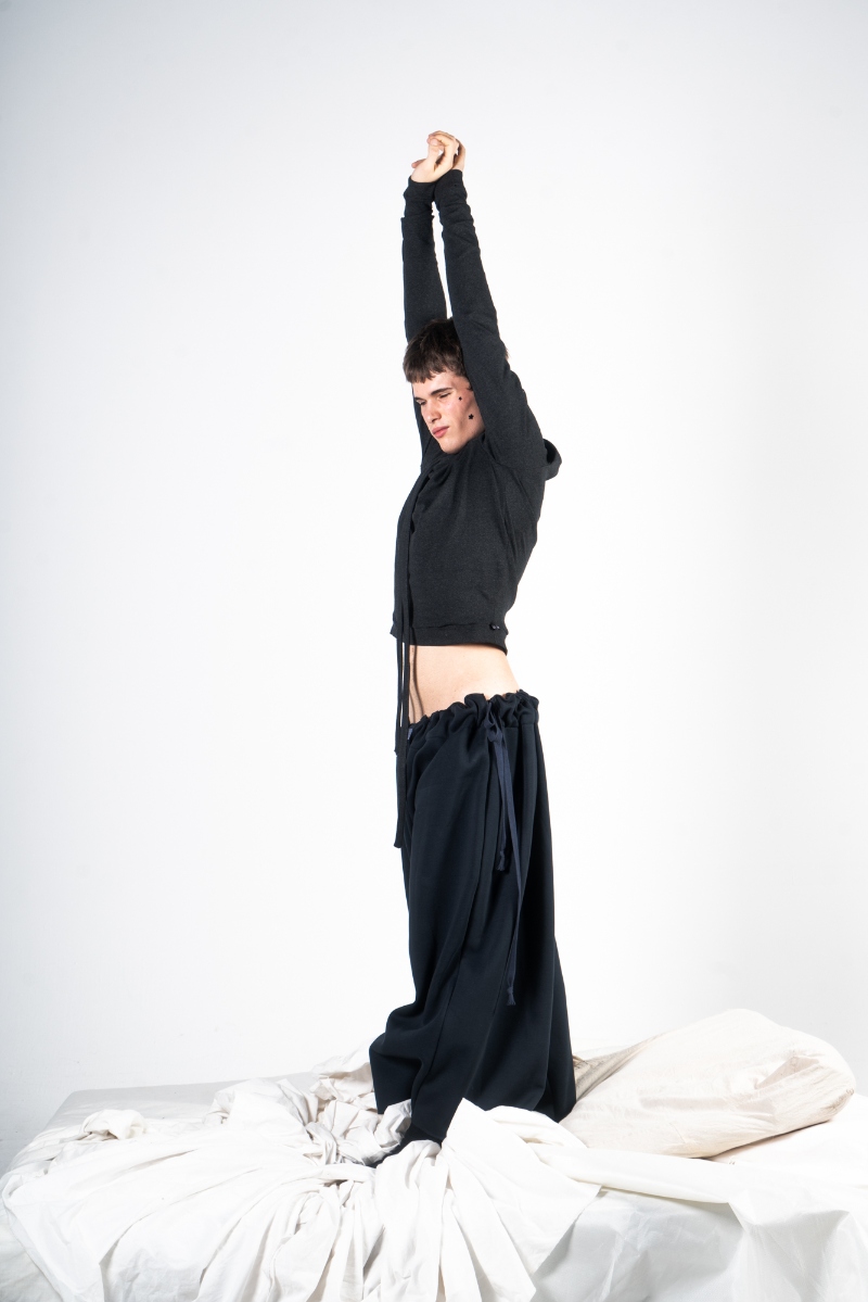 AAA Studio refleja el agotamiento con moda sin género