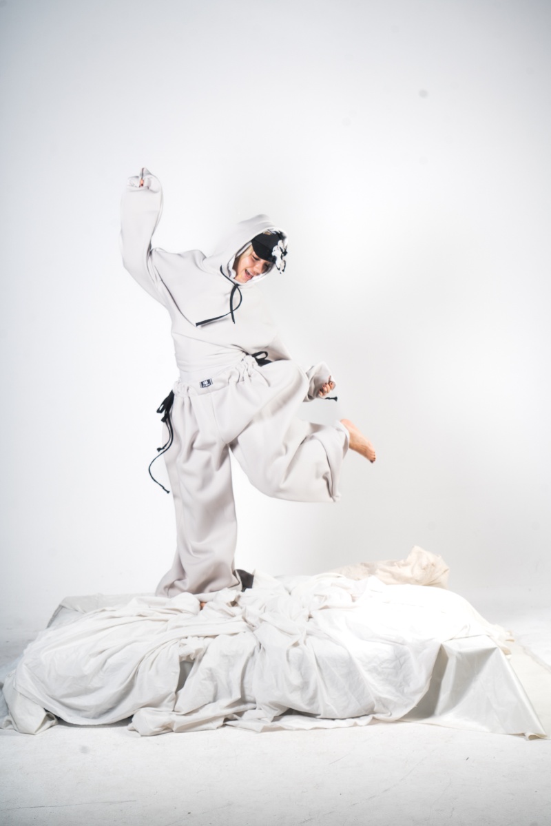 AAA Studio refleja el agotamiento con moda sin género