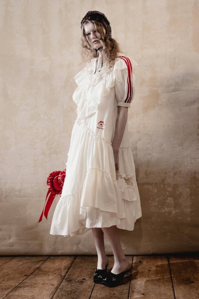 Simone Rocha y adidas exploran la deportividad etérea