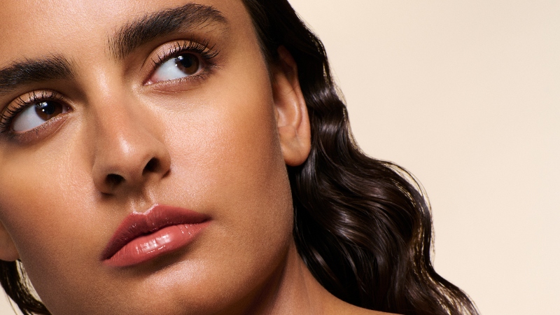 Prada Beauty une nutrición y brillo en tus labios lisos