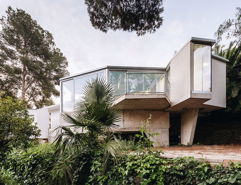 Prótesis brutalistas en Casa PB16 por Especie Arquitectura