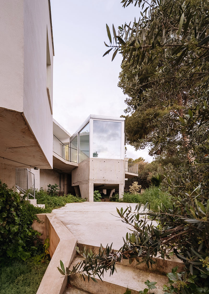 Prótesis brutalistas en Casa PB16 por Especie Arquitectura