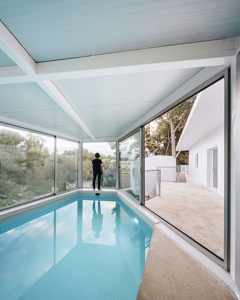 Prótesis brutalistas en Casa PB16 por Especie Arquitectura