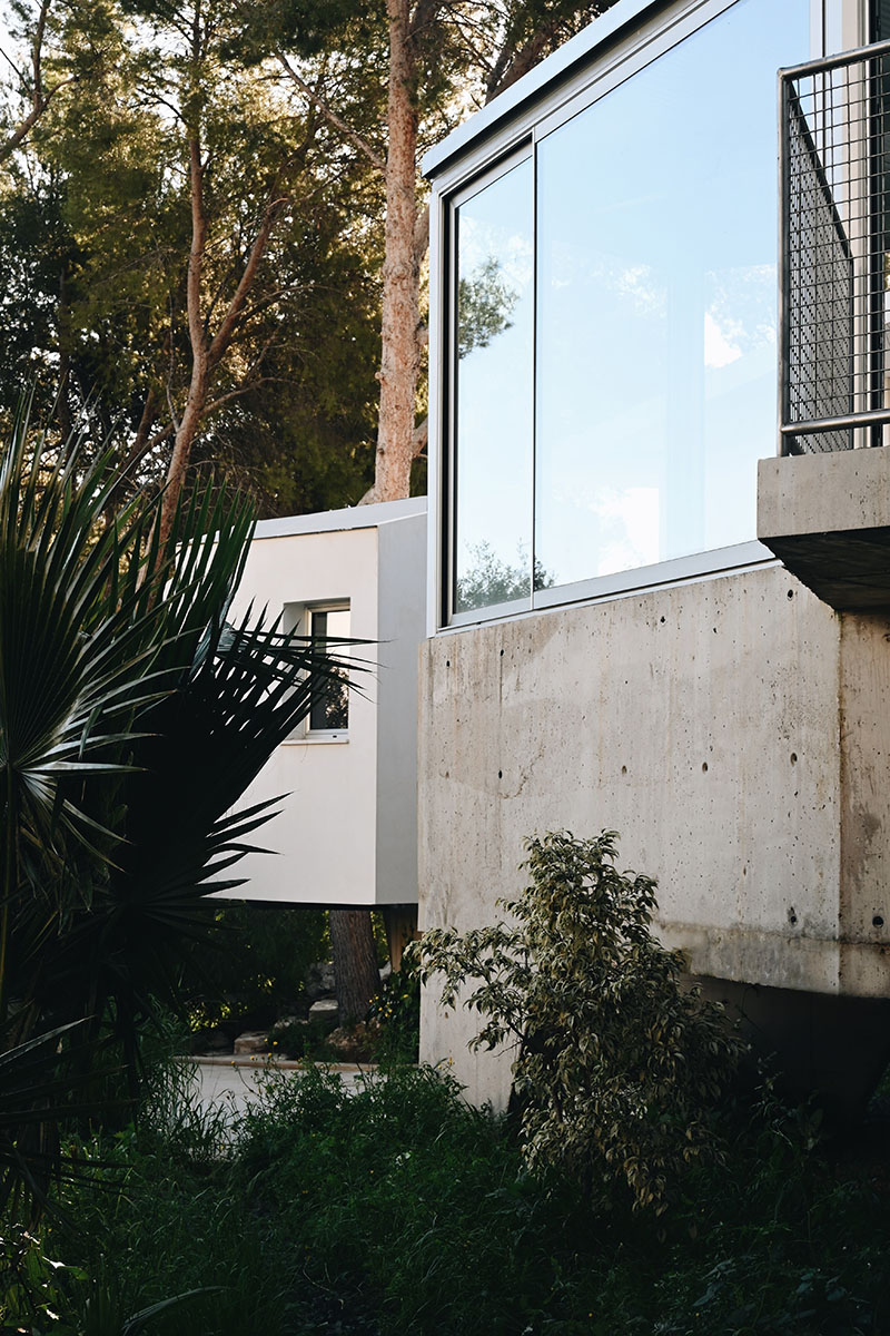 Prótesis brutalistas en Casa PB16 por Especie Arquitectura