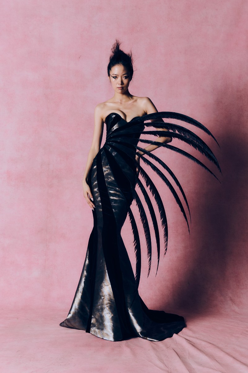 Harris Reed FW26: Las novias dramáticas con texturas libres