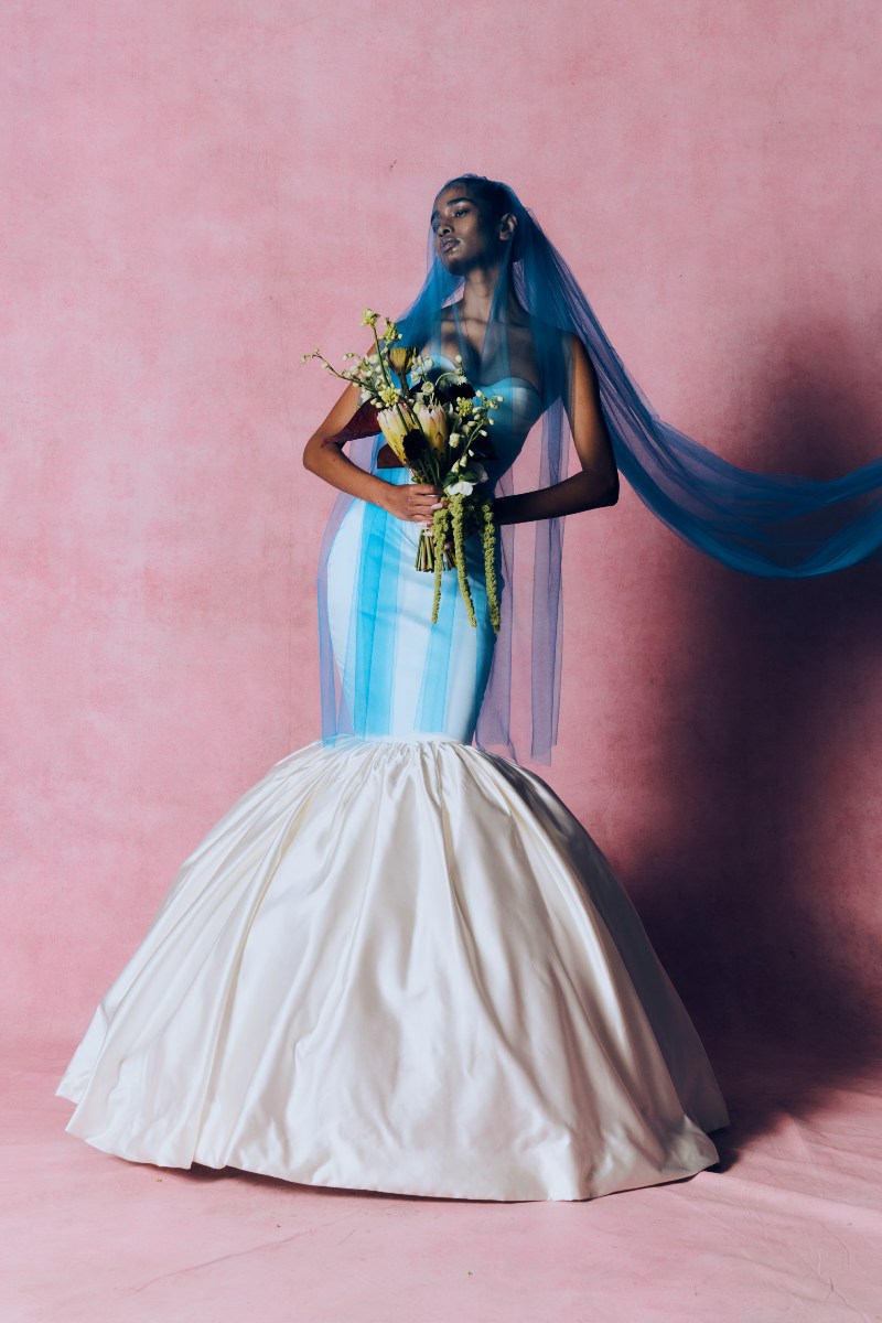 Harris Reed FW26: Las novias dramáticas con texturas libres