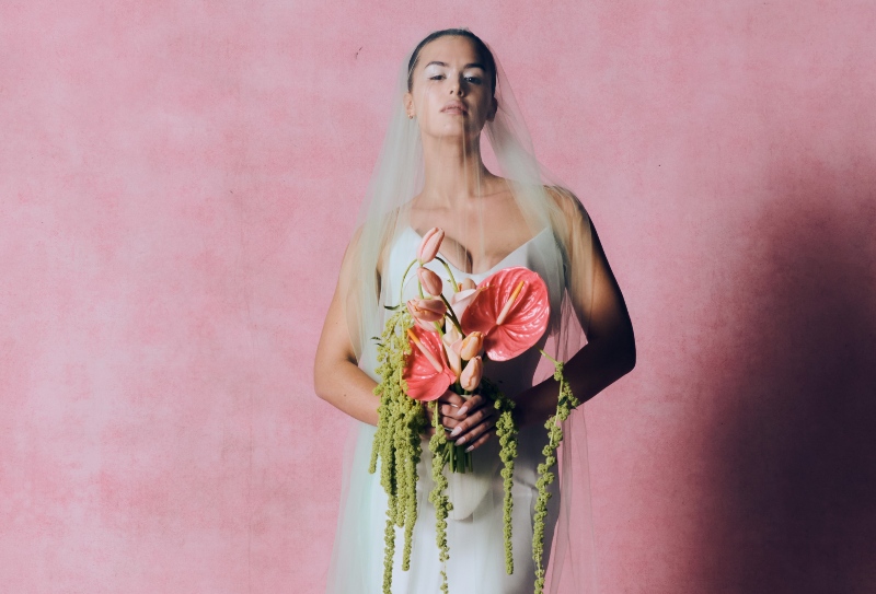 Harris Reed FW26: Las novias dramáticas con texturas libres