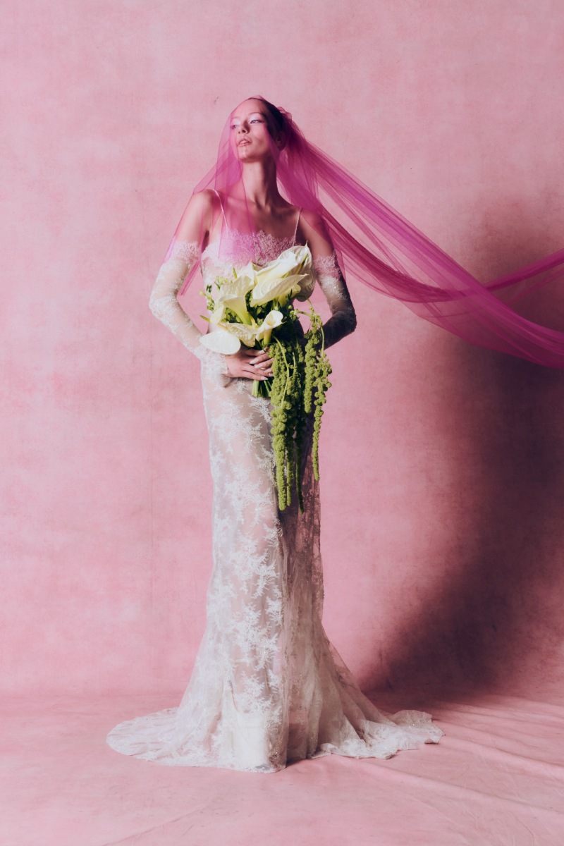 Harris Reed FW26: Las novias dramáticas con texturas libres