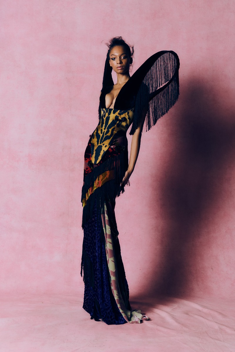 Harris Reed FW26: Las novias dramáticas con texturas libres