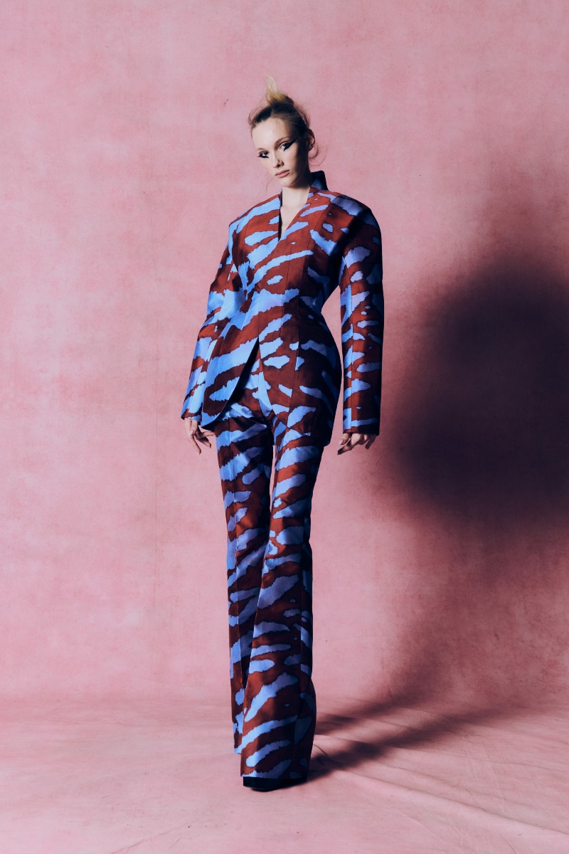 Harris Reed FW26: Las novias dramáticas con texturas libres