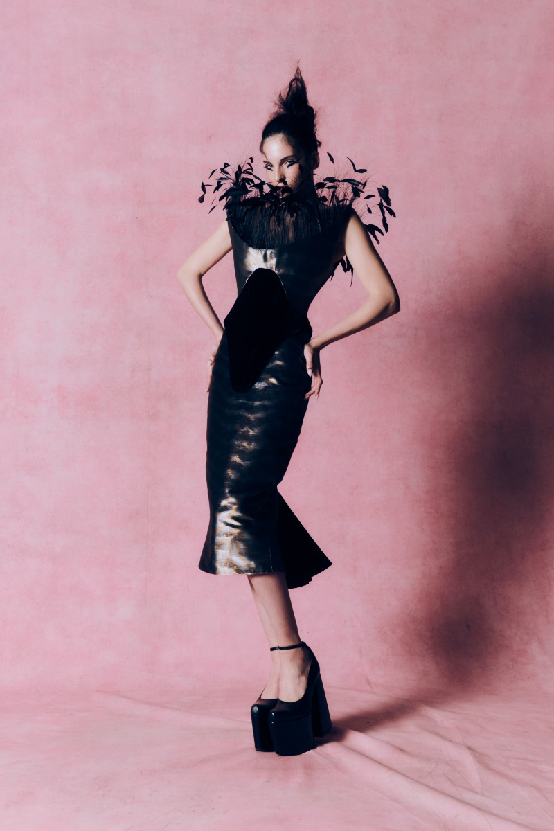 Harris Reed FW26: Las novias dramáticas con texturas libres