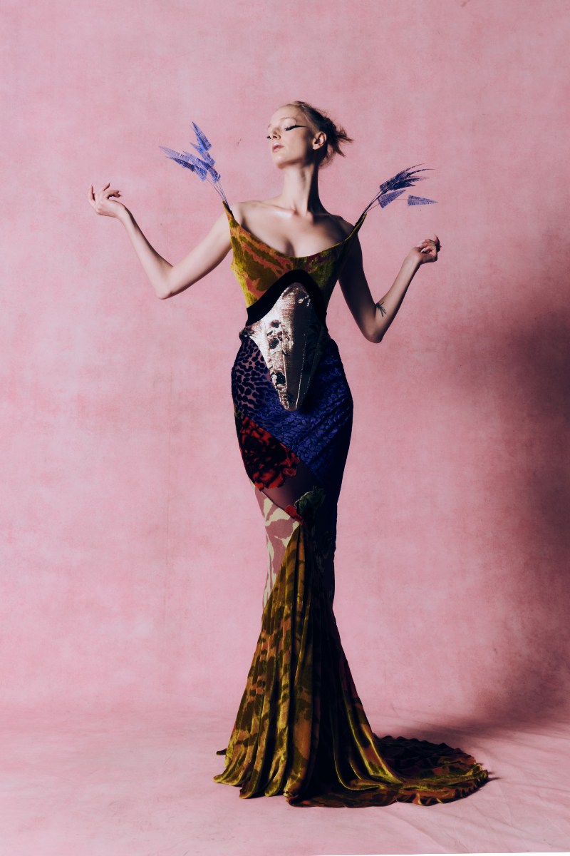 Harris Reed FW26: Las novias dramáticas con texturas libres