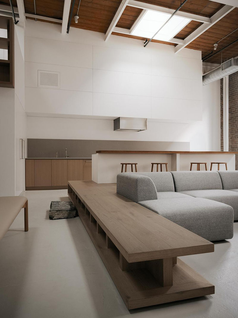 Studio AC pone orden en Dollhouse Loft sin levantar muros