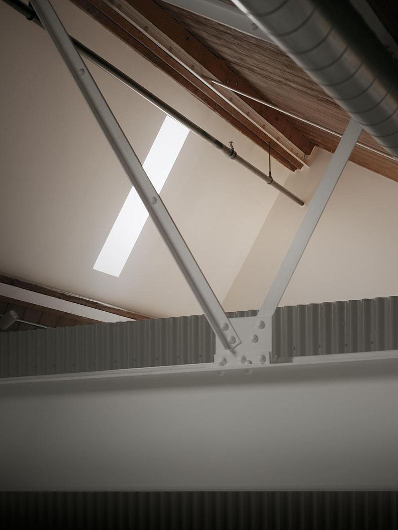 Studio AC pone orden en Dollhouse Loft sin levantar muros