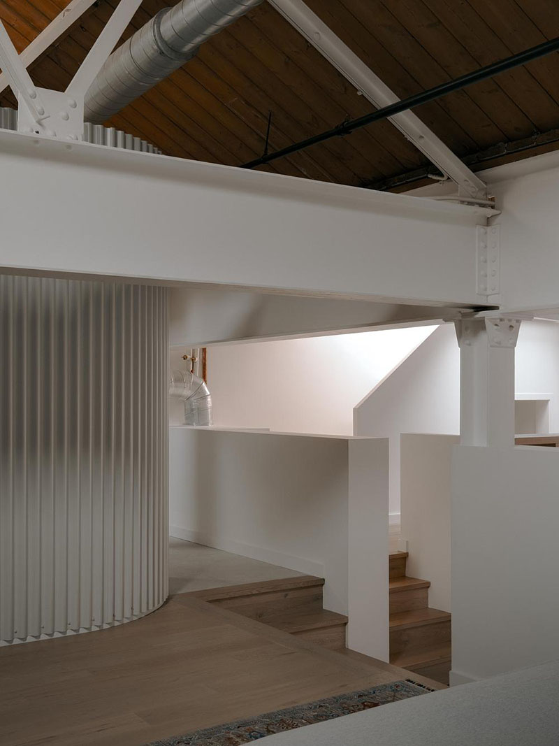 Studio AC pone orden en Dollhouse Loft sin levantar muros