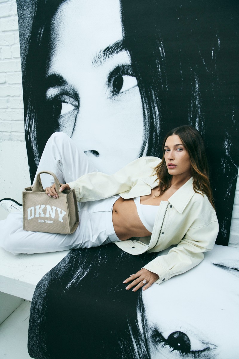 Hailey Bieber influye a DKNY con su minimalismo urbano