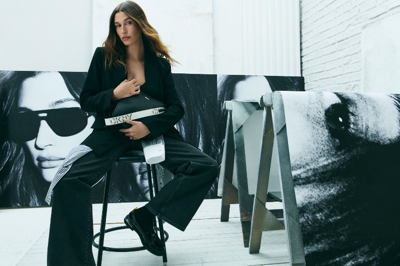 Hailey Bieber influye a DKNY con su minimalismo urbano