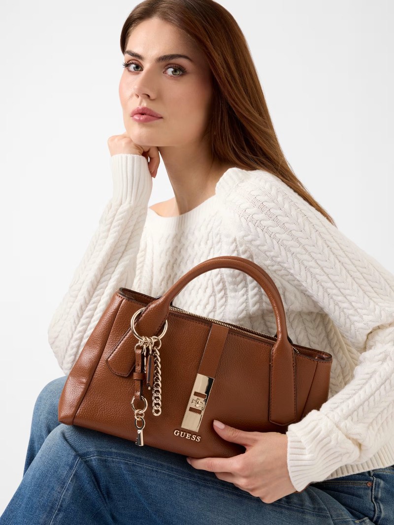 Guess mantiene su sello en los bolsos sin seguir tendencias