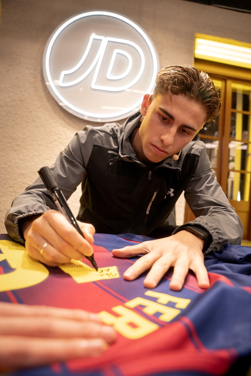 JD Sports invita a Fermín López a su tienda clave de Europa