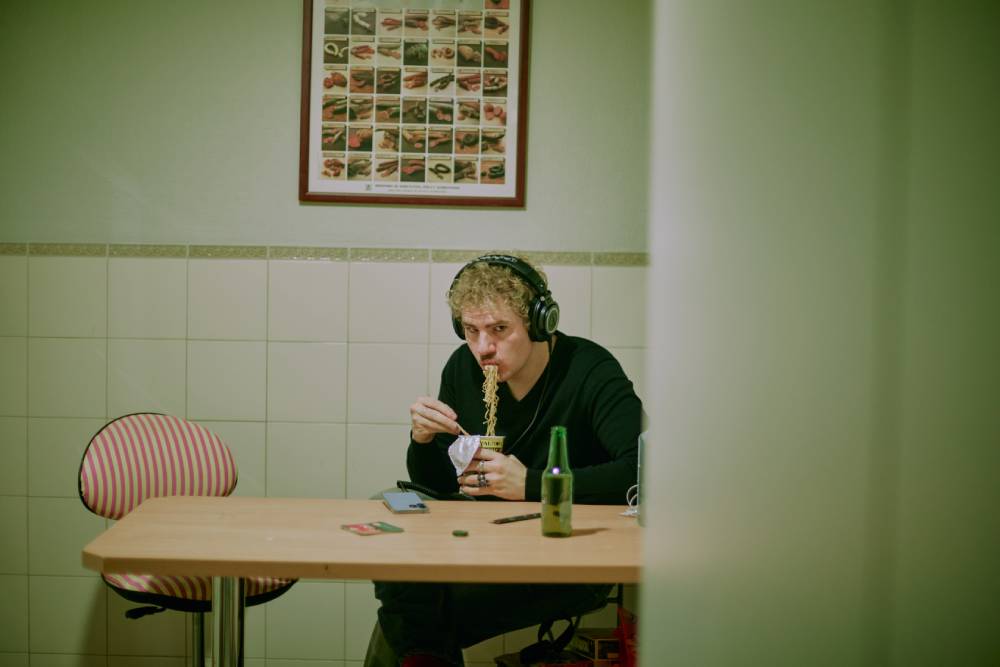 Gomz rinde homenaje a su padre en el tema Aa Papá