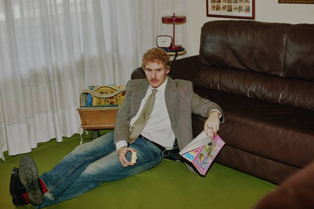 Gomz rinde homenaje a su padre en el tema Aa Papá