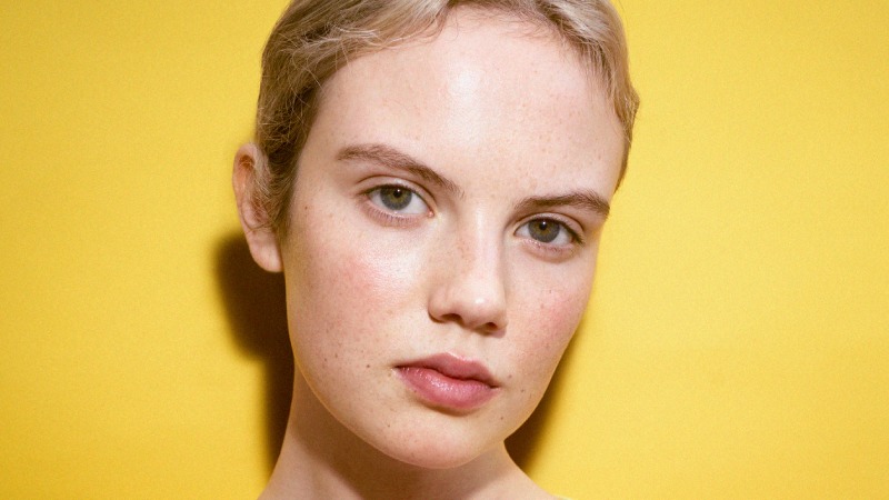 Isla Johnston es la cara de la nueva era de Loewe