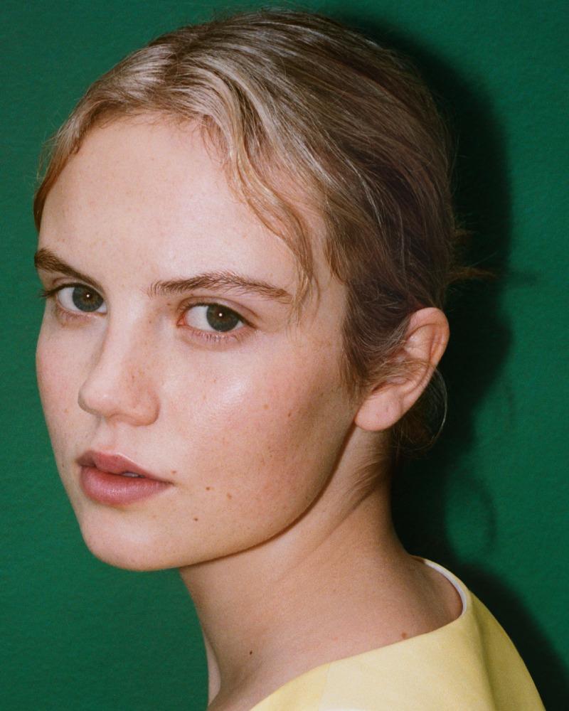 Isla Johnston es la cara de la nueva era de Loewe