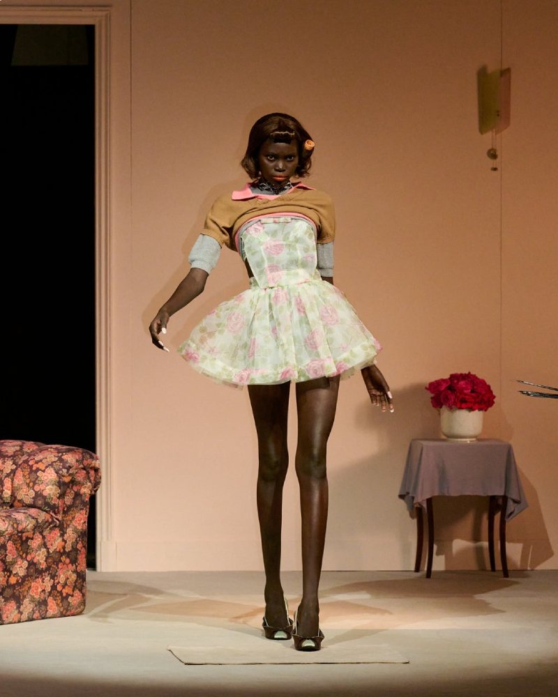 Charli XCX tiene nueva marca fetiche: August Barron