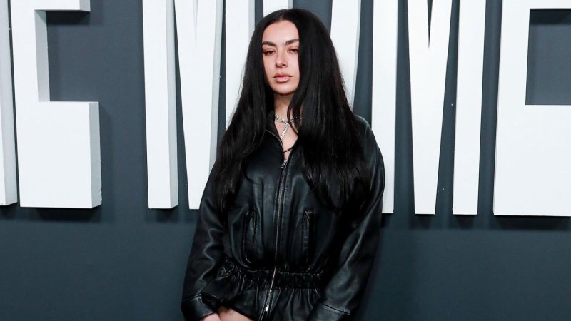 Charli XCX tiene nueva marca fetiche: August Barron