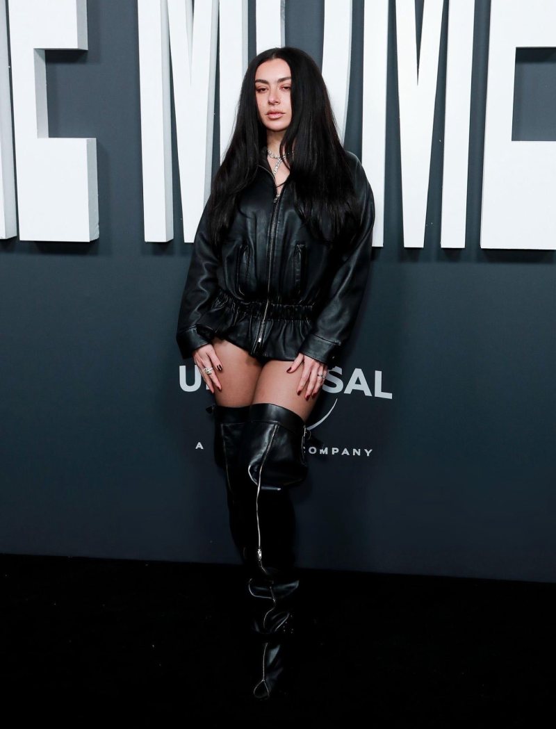 Charli XCX tiene nueva marca fetiche: August Barron