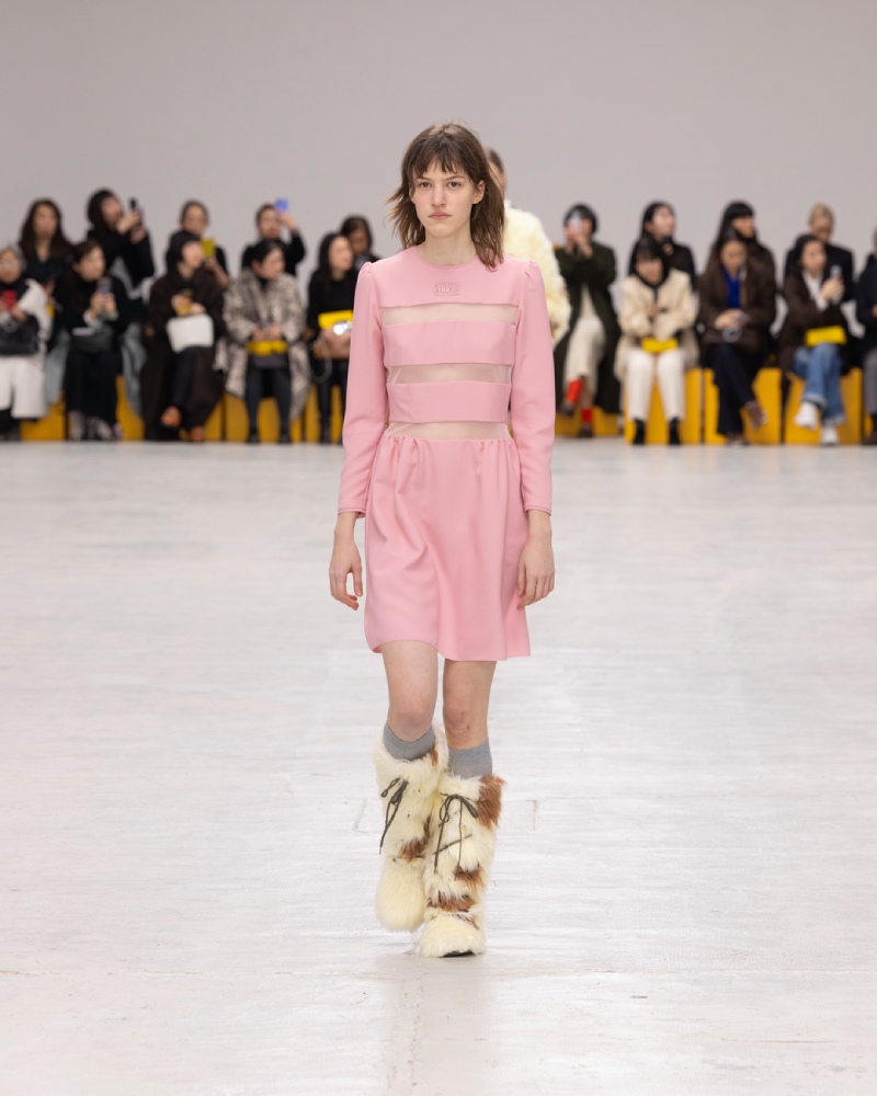 Onitsuka Tiger explora un armario liminal para fw26