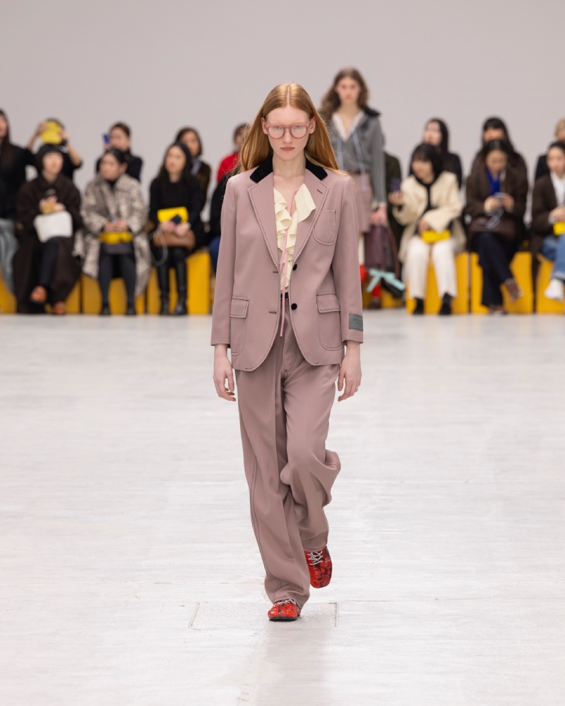 Onitsuka Tiger explora un armario liminal para fw26