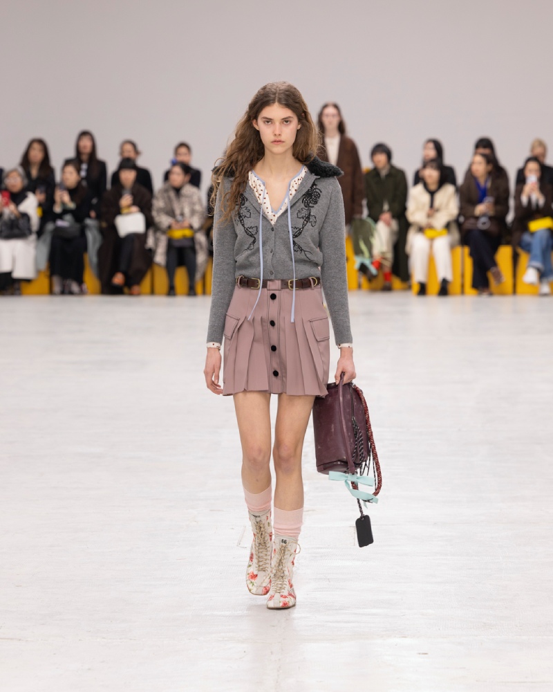 Onitsuka Tiger explora un armario liminal para fw26