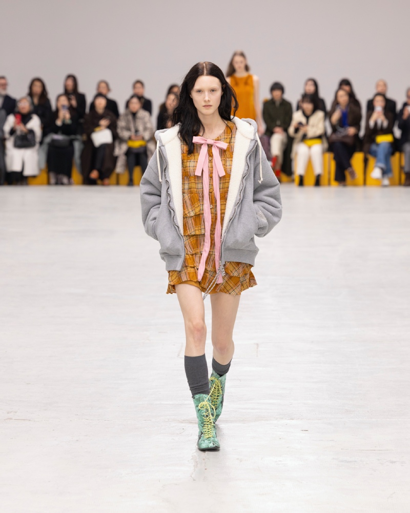 Onitsuka Tiger explora un armario liminal para fw26