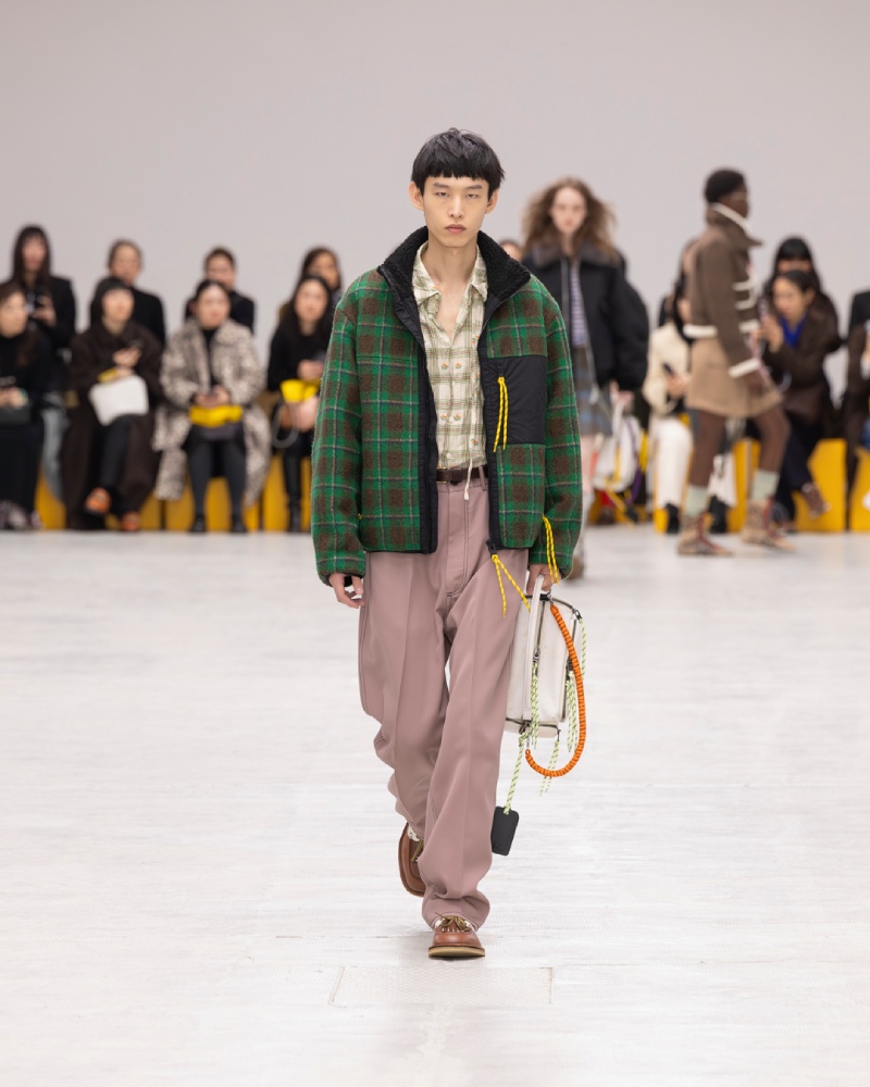 Onitsuka Tiger explora un armario liminal para fw26