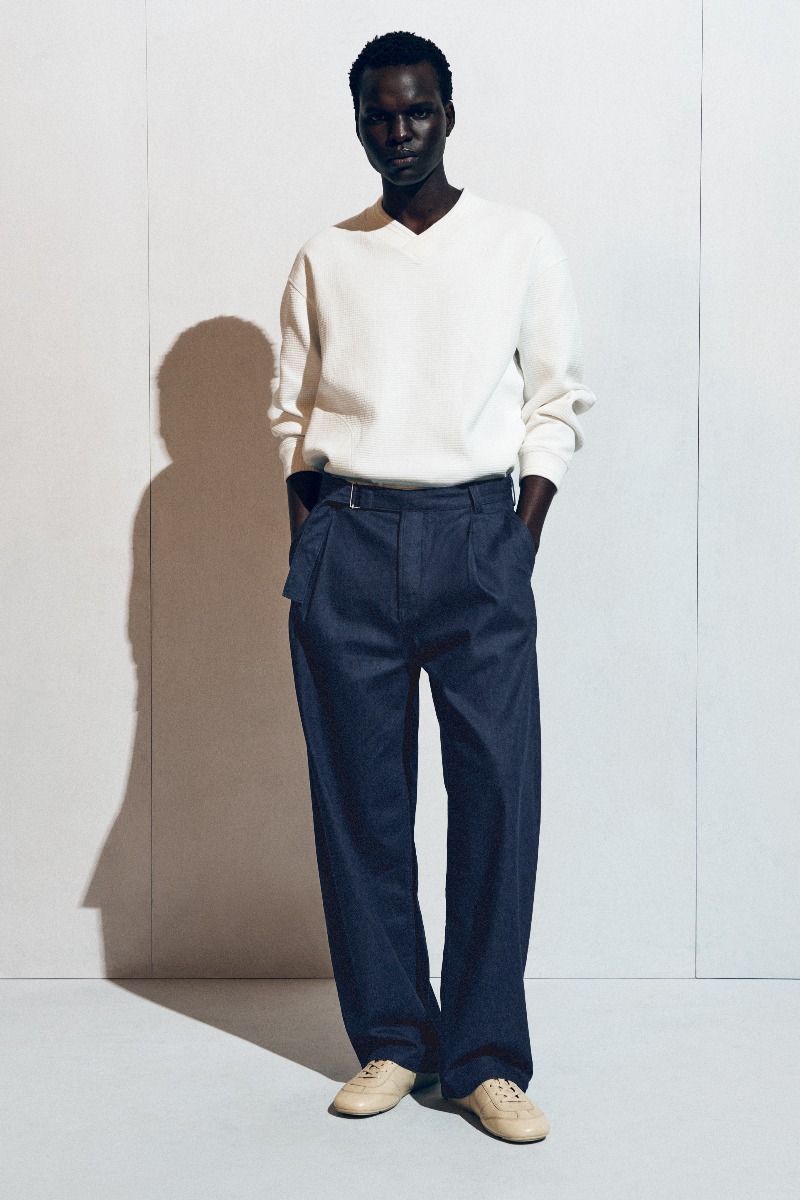 COS retiene su estilo minimalista en los denim de tendencia